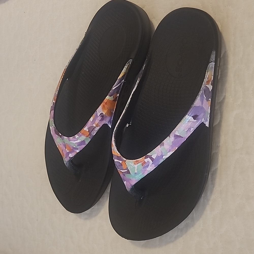 Women's pretty floral size 10 Oofos